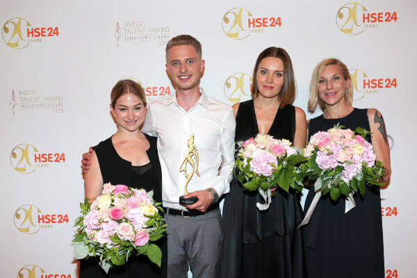 Lena Schleicher, Sieger HSE24 Talent Award Lars Harre (2.vl), Elena Trukhina, Stephanie Winterhalter. Quelle: Gisela Schober/Getty Images for HSE24“